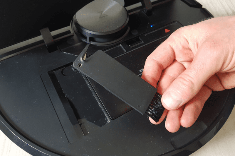 Под капотом Roborock S6 находится небольшой чистящий инструмент.